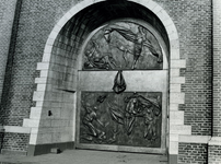 1969-807 Deur van de Sint-Laurenskerk met ontwerp Oorlog en Vrede vervaardigd door Giacomo Manzù.