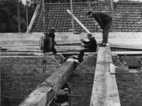 1969-929 Bevestiging van het balkon aan de molen 'De Ster' aan de Plaszoom.