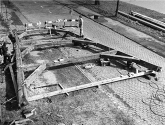 1969-941 Een onderdeel van de bovenbouw van de molen 'De Ster', op de weg bij Dirksen.