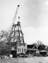 1969-946 Herbouw van de molen 'De Ster' aan de Plaszoom. Verbindingsbalk wordt geplaatst tussen de eerste 2 delen van ...