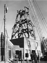 1969-951 Werkzaamheden aan de molen 'De Ster', gezien vanuit de Plaszoom.