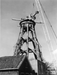 1969-956 De plaatsing van het rad in de bovenbouw van de molen 'De Ster' aan de Plaszoom.
