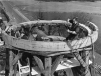 1969-990 Werkzaamheden in het bovendeel van het geraamte van de molen 'De Ster' aan de Plaszoom.