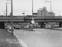 1970-1023 Verkeer op de Blaak bij het spoorwegviaduct.