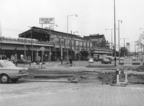 1970-1024 Verkeer op de Blaak bij Station Blaak en de Verlengde Willemsbrug.Op de achtergrond de spoorbrug over de ...