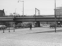 1970-1025 Verkeer op de Blaak bij het spoorwegviaduct.
