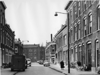 1970-1053 De Sion Dwarsstraat ter hoogte van de Vogelstraat, gezien vanuit de Aegidiusstraat.