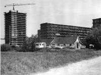 1970-1126 Flatgebouwen gezien vanaf de Ommoordseweg enop de voorgrond autohandel Hogendoorn aan de Ommoordseweg 273.
