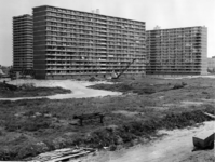 1970-1128 Het Metrostation Ommoord-Centrum, gezien vanaf de begane grond van de flat aan de Briandplaats.