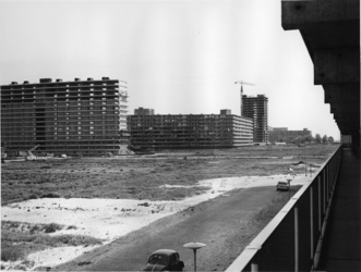 1970-1137 De Hertzplaats, gezien vanuit de flat aan de Niels Bohrplaats. Op de voorgrond de bouw van het metrostation ...