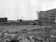 1970-1139 De Max Planckplaats, gezien vanaf de flat aan de Briandplaats. Rechts een flat aan de Einsteinplaats en links ...