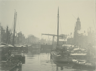 1970-1208 Voorhaven met op de achtergrond de Piet Heynsbrug en rechts de Oude Kerk.