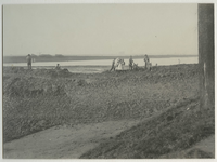 1970-1214 Op de voorgrond de Sluisjesdijk, op de achtergrond de aanleg van de Waalhaven. Uit het noordoosten gezien.