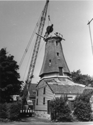 1970-1259 De restauratie van de molen 'De Lelie'. De montage van een 3 ton wegende gietijzeren as in de molen.