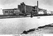 1970-1263 Fabriek van Van Nelle aan de westzijde van de Delfshavense Schie.