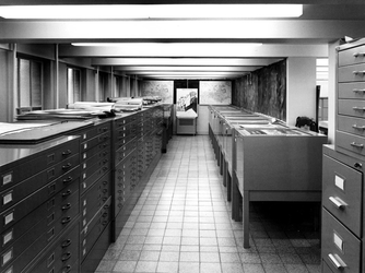 1970-1484 Interieur van het Gemeentearchief aan de Mathenesserlaan. De prentenopberging in het tweede depot.