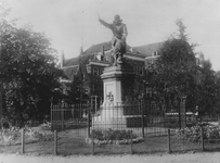 1970-1510-24 Het standbeeld van Piet Heyn op het Piet Heynsplein.