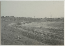 1970-1779 Voor de aanleg van de Waalhaven is materieel op de Heysedijk gebracht voor de afvoer per spoor of te water.