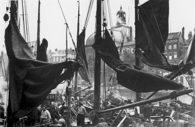 1970-1818 De Blaak met op de voorgrond schepen aan de Zeevischmarkt.Op de achtergrond de Wolfshoek met de Lutherse kerk ...