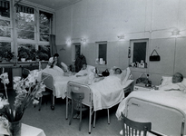 1970-1893 Interieur van de Boezembarakken aan de Boezem; een vierpersoons verpleegzaaltje in een paviljoen. Links ...