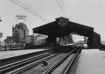 1970-2343 Station Blaak en links op de achtergrond het Witte Huis.
