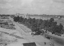 1970-2477 De Goudsesingel met noodwinkels en op de achtergrond de flatblokken gebouwd tijdens de bezetting.