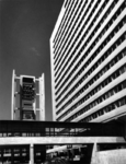 1970-2554 Deel van de hoogbouw en klokkentoren van de Nederlandse Economische Hogeschool aan de Burgemeester Oudlaan.