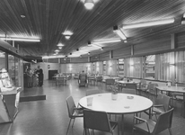 1970-2619 Interieur van De Inval, sociëteitsgebouw voor gehandicapten aan de Karel Doormanstraat.