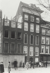 1970-296 De Geldersekade met in het midden pand nr. 2.Het pand links op de hoek met de Wijnhaven zou waarschijnlijk ...