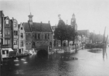 1970-348 Gezicht op de Aelbrechtskolk met links het zakkendragershuisje en rechts de Oude Kerk.