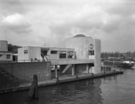 1970-430 Gemaal Parksluizen van het Hoogheemraadschap Delfland gezien vanaf de Parksluizen. Op de achtergrond de ...