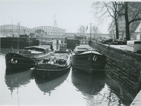 1970-677 Het Haringvliet bij de Spanjaardsbrug.Rechts het Witte Huis, op de achtergrond de Spoorbrug over de Nieuwe Maas.