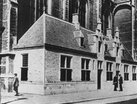 1970-955 De Sint-Laurenskerk met het bijgebouwtje, in de plaats gekomen van het doophuisje na de restauratie aan de ...