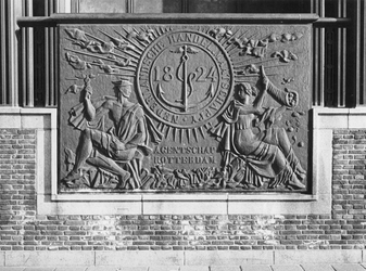1971-1210 Plaquette aan de muur van de Algemene Bank Nederland (ontstaan door fusie van de Nederlandsche ...