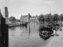 1971-1234 Gezicht op de Coolhaven en Achterhaven (voorgrond). Op de achtergrond huizen aan de Rochussenstraat en de ...