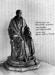 1971-1453 Standbeeld van Gijsbert Karel van Hogendorp, ontwerper van de Nederlandse Grondwet, op de trappen van de ...