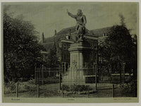1971-1543 Standbeeld van Piet Hein uit 1870 aan het Piet Heynsplein in Delfshaven.