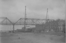 1971-1608 Loopbrug in aanbouw over het spoorwegemplacement aan de Vierhavensstraat. Rechts de Hudsonstraat.