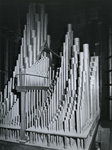 1971-1668 De Koninginnekerk aan de Boezemsingel: interieur met orgelpijpen.