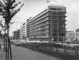 1971-1701 De Boompjes met v.l.n.r. het gebouw van de Nederlandsche Bank, handelsmaatschappij Pakhoed en Maasboulevard ...