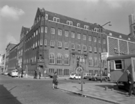 1971-1919 Het r.k. Instituut Sint Lucia aan de Aert van Nesstraat bij de Lijnbaan, bij de hoek met de Hennekijnstraat.