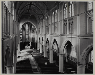 1971-2149 Interieur van de Rooms-Katholieke Kerk van Onze Lieve Vrouwe Rozenkrans aan de Provenierssingel. Middenschip ...
