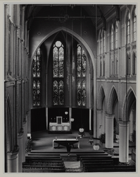 1971-2150 Interieur van de Rooms-Katholieke Kerk van Onze Lieve Vrouwe Rozenkrans aan de Provenierssingel. Middenschip ...