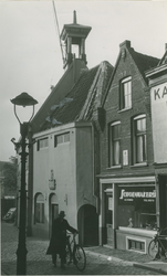 1971-2183 Voorstraat met rechts de schoenmakerij van JGC Verrer, links het zakkendragershuisje.