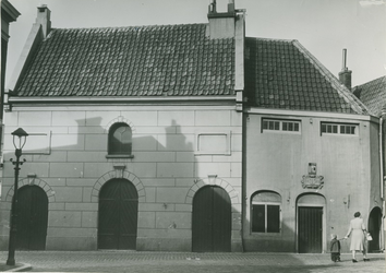 1971-2277 Het zakkendragershuisje aan de Voorstraat, gezien vanuit het Achterwater.