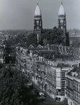 1971-2326 De torens van de Koninginnekerk, vanaf het Ammanplein. Op de voorgrond de woningen aan de Boezemsingel. Op de ...