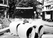 1971-2337-EN-2338 Rioleringswerkzaamheden in de Van Seykstraat. Over de straat gespannen doek met aankondiging ...