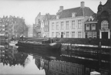 1971-2385 Gezicht op de Aelbrechtskolk met in het midden het gerestaureerde raadhuis van Delfshaven. Rechts nog een ...