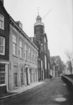 1971-2388 Gezicht op de Aelbrechtskolk, 2e pand van links het gerestaureerde raadhuis van Delfshaven en rechts de Oude ...