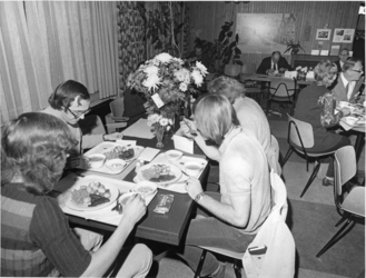 1971-2435 Open sociëteit voor alleenwonenden de 'Kom-eet' in het dienstencentrum aan de Willem Ruyslaan.